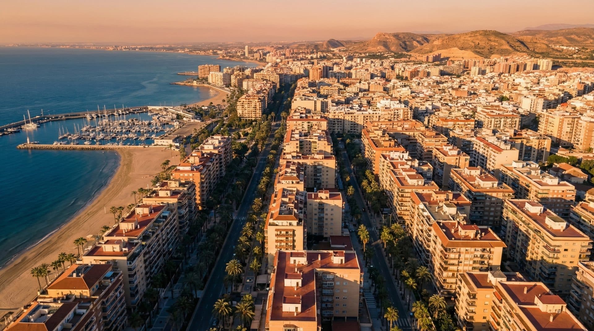 Le front de mer d’Alicante vu du ciel, en fin de journée